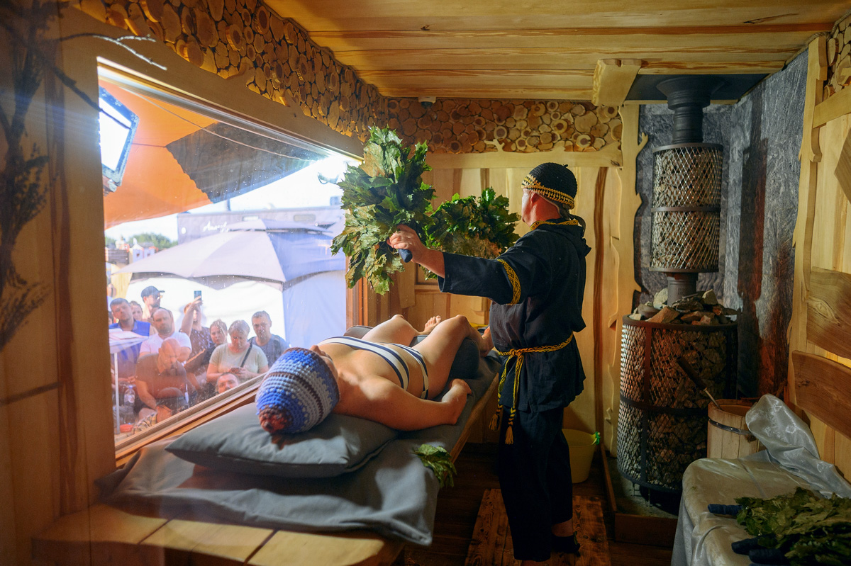 Даем старт концертам со звездами под открытым небом в Суздале! Ирина Забияка и группа «Чили», «Братья Грим», экс-солистка золотого состава группы «Стрелки» Юлия Беретта и экс-солист «Отпетых мошенников» Гарик Богомазов уже на следующей неделе выступят в городе-музее на «Дискотеке миллениум». «БаняФест» в августе станет не менее жарким! «Крематорий», 5sta Family — будет много хитов и не только.