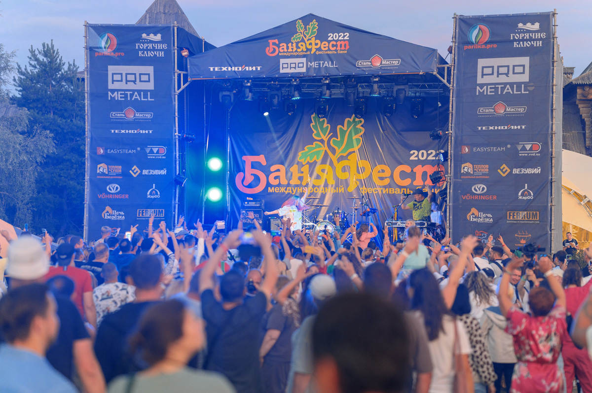 Даем старт концертам со звездами под открытым небом в Суздале! Ирина Забияка и группа «Чили», «Братья Грим», экс-солистка золотого состава группы «Стрелки» Юлия Беретта и экс-солист «Отпетых мошенников» Гарик Богомазов уже на следующей неделе выступят в городе-музее на «Дискотеке миллениум». «БаняФест» в августе станет не менее жарким! «Крематорий», 5sta Family — будет много хитов и не только.