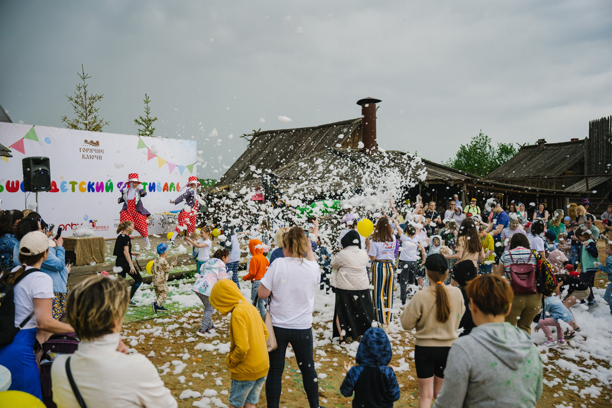 Даем старт концертам со звездами под открытым небом в Суздале! Ирина Забияка и группа «Чили», «Братья Грим», экс-солистка золотого состава группы «Стрелки» Юлия Беретта и экс-солист «Отпетых мошенников» Гарик Богомазов уже на следующей неделе выступят в городе-музее на «Дискотеке миллениум». «БаняФест» в августе станет не менее жарким! «Крематорий», 5sta Family — будет много хитов и не только.