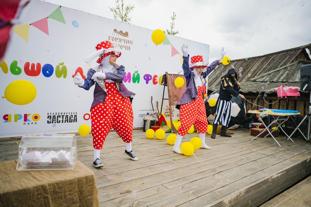 Даем старт концертам со звездами под открытым небом в Суздале! Ирина Забияка и группа «Чили», «Братья Грим», экс-солистка золотого состава группы «Стрелки» Юлия Беретта и экс-солист «Отпетых мошенников» Гарик Богомазов уже на следующей неделе выступят в городе-музее на «Дискотеке миллениум». «БаняФест» в августе станет не менее жарким! «Крематорий», 5sta Family — будет много хитов и не только.