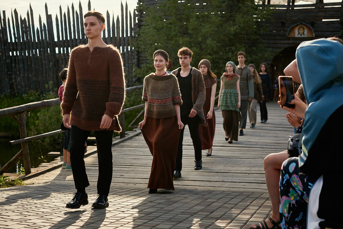 Даем старт концертам со звездами под открытым небом в Суздале! Ирина Забияка и группа «Чили», «Братья Грим», экс-солистка золотого состава группы «Стрелки» Юлия Беретта и экс-солист «Отпетых мошенников» Гарик Богомазов уже на следующей неделе выступят в городе-музее на «Дискотеке миллениум». «БаняФест» в августе станет не менее жарким! «Крематорий», 5sta Family — будет много хитов и не только.