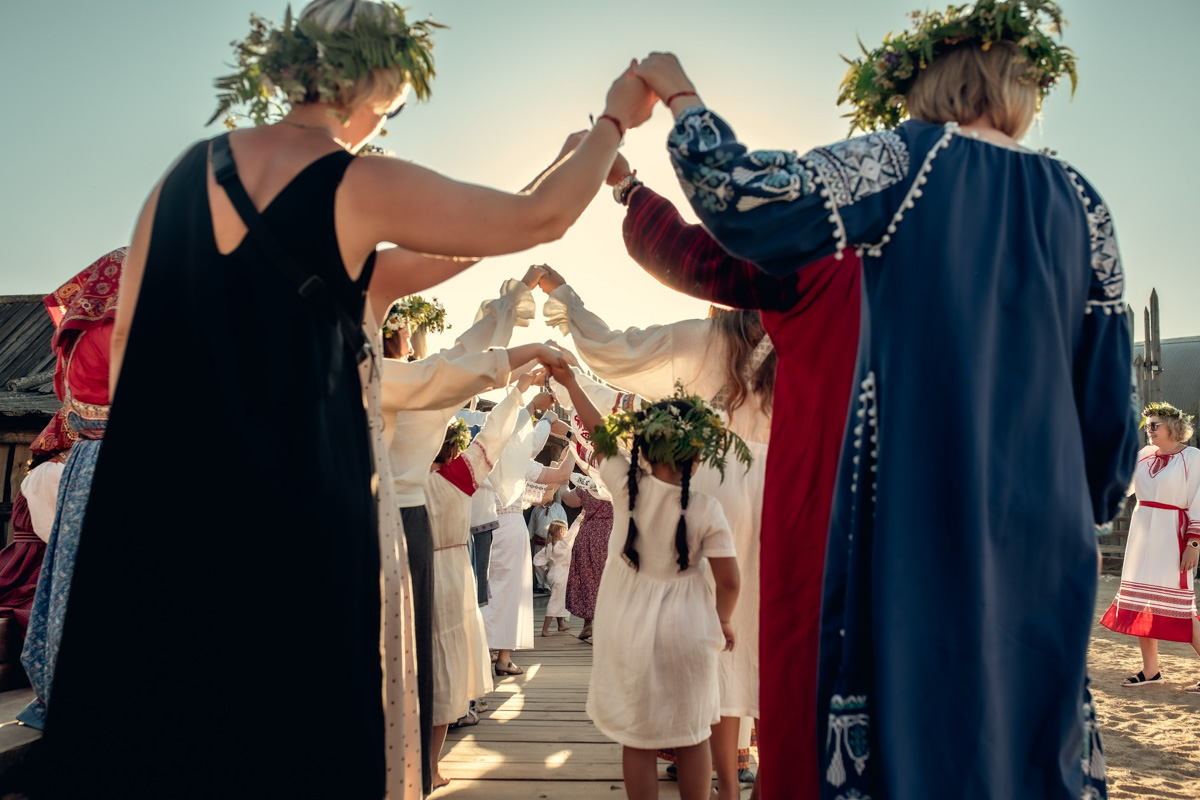 Даем старт концертам со звездами под открытым небом в Суздале! Ирина Забияка и группа «Чили», «Братья Грим», экс-солистка золотого состава группы «Стрелки» Юлия Беретта и экс-солист «Отпетых мошенников» Гарик Богомазов уже на следующей неделе выступят в городе-музее на «Дискотеке миллениум». «БаняФест» в августе станет не менее жарким! «Крематорий», 5sta Family — будет много хитов и не только.