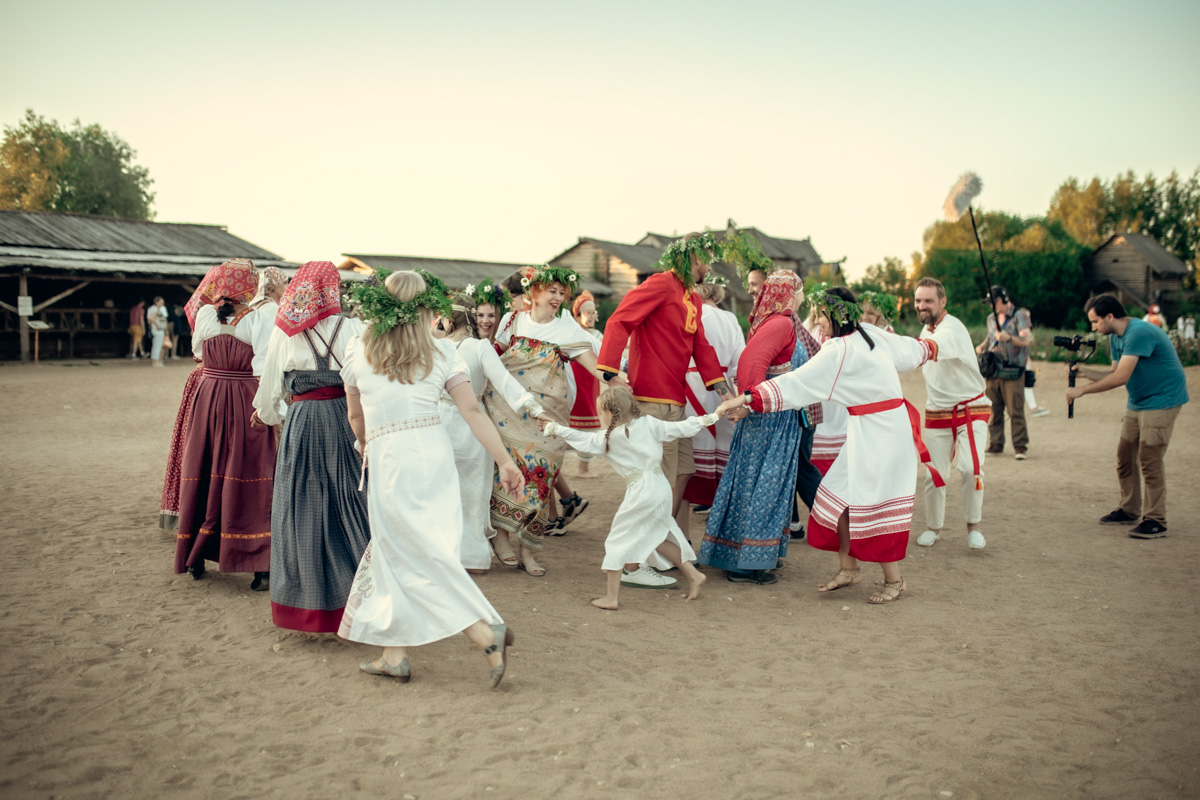 Даем старт концертам со звездами под открытым небом в Суздале! Ирина Забияка и группа «Чили», «Братья Грим», экс-солистка золотого состава группы «Стрелки» Юлия Беретта и экс-солист «Отпетых мошенников» Гарик Богомазов уже на следующей неделе выступят в городе-музее на «Дискотеке миллениум». «БаняФест» в августе станет не менее жарким! «Крематорий», 5sta Family — будет много хитов и не только.