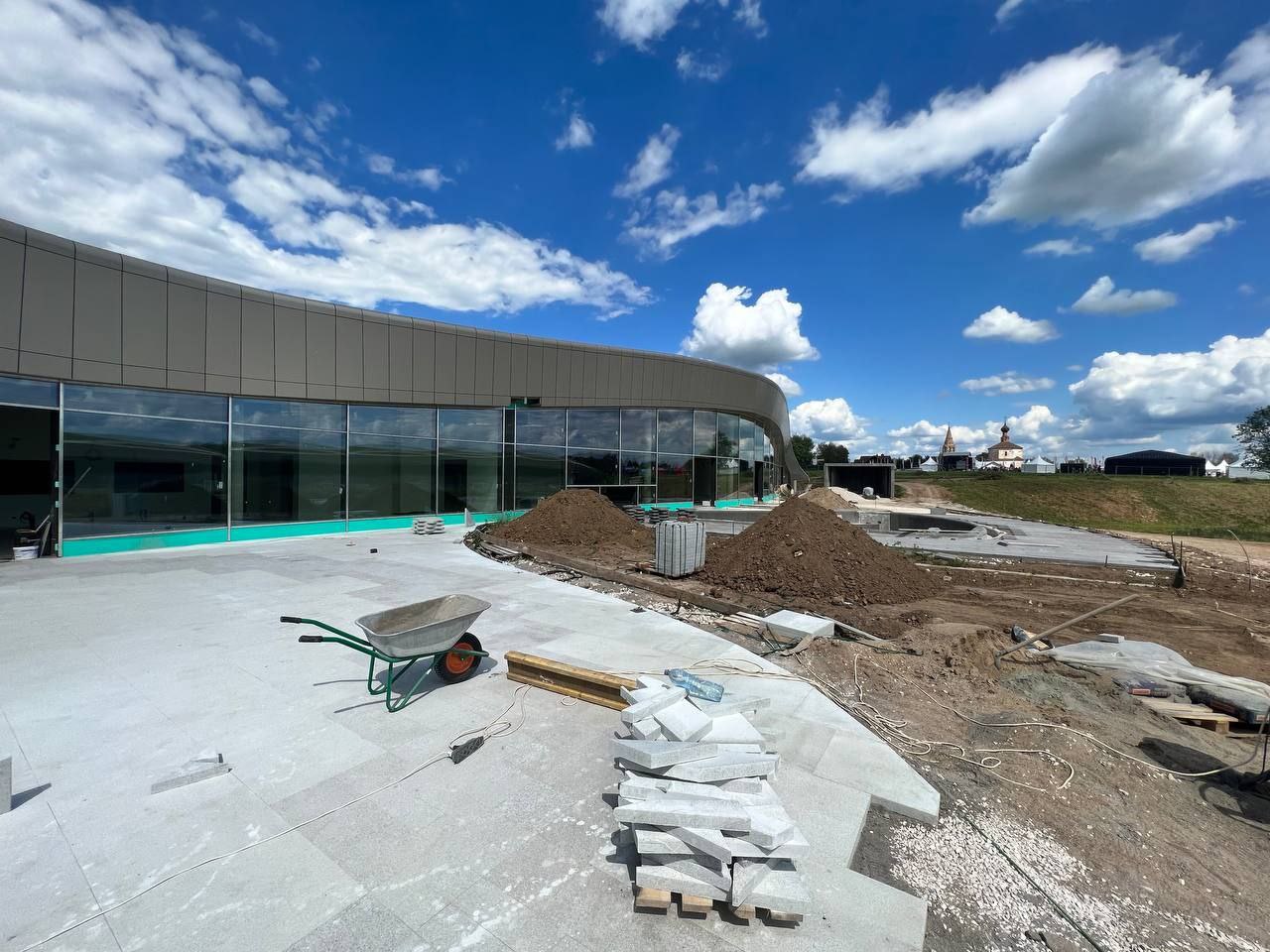 Одним из самых долгожданных открытий этого года должен был стать аквапарк в Суздале. Центр водных развлечений много лет ждали и дети, и взрослые. Но им опять придется отложить подальше купальники и надувные круги. Объект заработает позже запланированного срока.