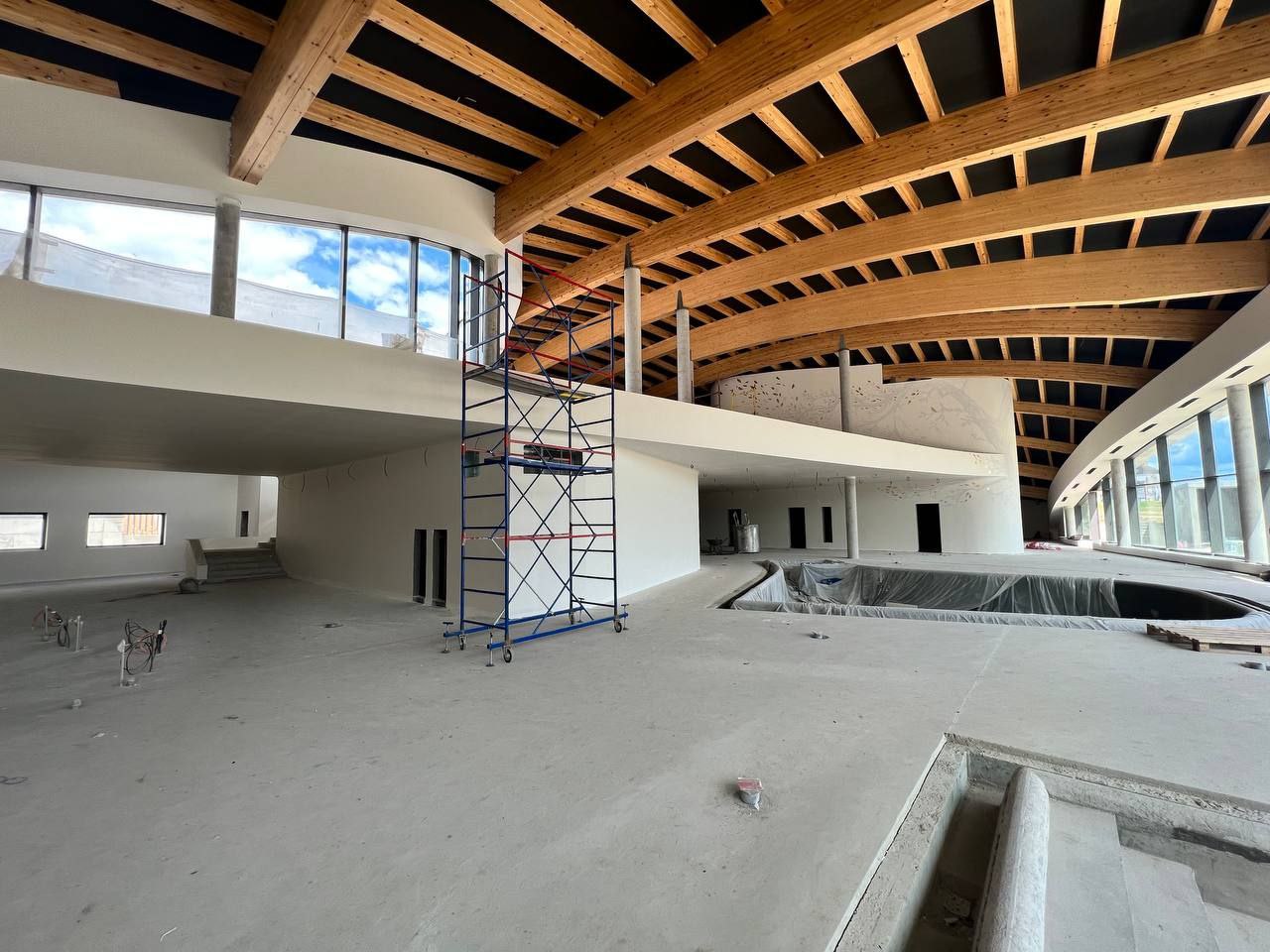 Одним из самых долгожданных открытий этого года должен был стать аквапарк в Суздале. Центр водных развлечений много лет ждали и дети, и взрослые. Но им опять придется отложить подальше купальники и надувные круги. Объект заработает позже запланированного срока.