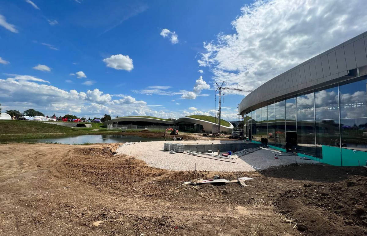 Одним из самых долгожданных открытий этого года должен был стать аквапарк в Суздале. Центр водных развлечений много лет ждали и дети, и взрослые. Но им опять придется отложить подальше купальники и надувные круги. Объект заработает позже запланированного срока.