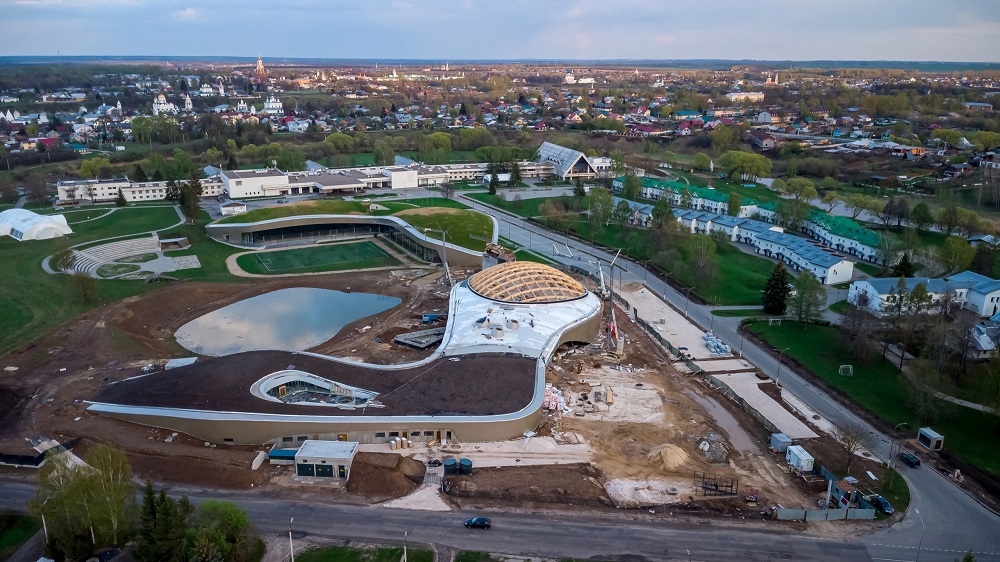 Одним из самых долгожданных открытий этого года должен был стать аквапарк в Суздале. Центр водных развлечений много лет ждали и дети, и взрослые. Но им опять придется отложить подальше купальники и надувные круги. Объект заработает позже запланированного срока.