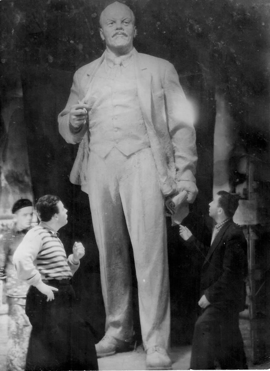 25 июля 1959 года перед зданием Владимирского педагогического института у Золотых ворот состоялся торжественный митинг, посвященный открытию бюста П.И. Лебедева-Полянского. Имя ученого, критика и историка литературы присвоено учебному заведению 2 мая 1948 года. Поэтому появления этого памятника в нашем городе было логичным явлением. Автором его стал местный скульптор Владимир Далецкий. Его же работами являются монументальный памятник Ленину на одноименной площади и многострадальный Пушкин на улице Диктора Левитана.