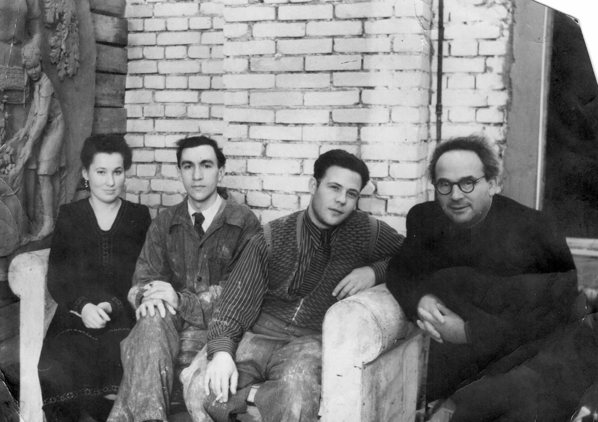 25 июля 1959 года перед зданием Владимирского педагогического института у Золотых ворот состоялся торжественный митинг, посвященный открытию бюста П.И. Лебедева-Полянского. Имя ученого, критика и историка литературы присвоено учебному заведению 2 мая 1948 года. Поэтому появления этого памятника в нашем городе было логичным явлением. Автором его стал местный скульптор Владимир Далецкий. Его же работами являются монументальный памятник Ленину на одноименной площади и многострадальный Пушкин на улице Диктора Левитана.