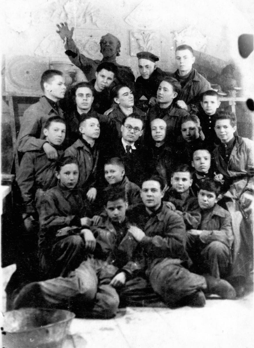 25 июля 1959 года перед зданием Владимирского педагогического института у Золотых ворот состоялся торжественный митинг, посвященный открытию бюста П.И. Лебедева-Полянского. Имя ученого, критика и историка литературы присвоено учебному заведению 2 мая 1948 года. Поэтому появления этого памятника в нашем городе было логичным явлением. Автором его стал местный скульптор Владимир Далецкий. Его же работами являются монументальный памятник Ленину на одноименной площади и многострадальный Пушкин на улице Диктора Левитана.