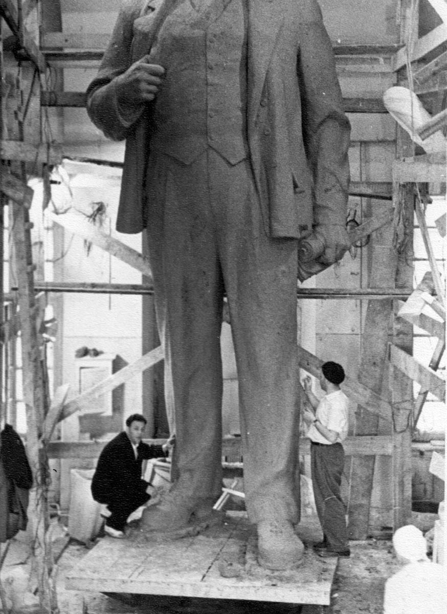 25 июля 1959 года перед зданием Владимирского педагогического института у Золотых ворот состоялся торжественный митинг, посвященный открытию бюста П.И. Лебедева-Полянского. Имя ученого, критика и историка литературы присвоено учебному заведению 2 мая 1948 года. Поэтому появления этого памятника в нашем городе было логичным явлением. Автором его стал местный скульптор Владимир Далецкий. Его же работами являются монументальный памятник Ленину на одноименной площади и многострадальный Пушкин на улице Диктора Левитана.