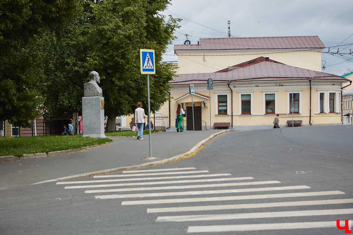 25 июля 1959 года перед зданием Владимирского педагогического института у Золотых ворот состоялся торжественный митинг, посвященный открытию бюста П.И. Лебедева-Полянского. Имя ученого, критика и историка литературы присвоено учебному заведению 2 мая 1948 года. Поэтому появления этого памятника в нашем городе было логичным явлением. Автором его стал местный скульптор Владимир Далецкий. Его же работами являются монументальный памятник Ленину на одноименной площади и многострадальный Пушкин на улице Диктора Левитана.