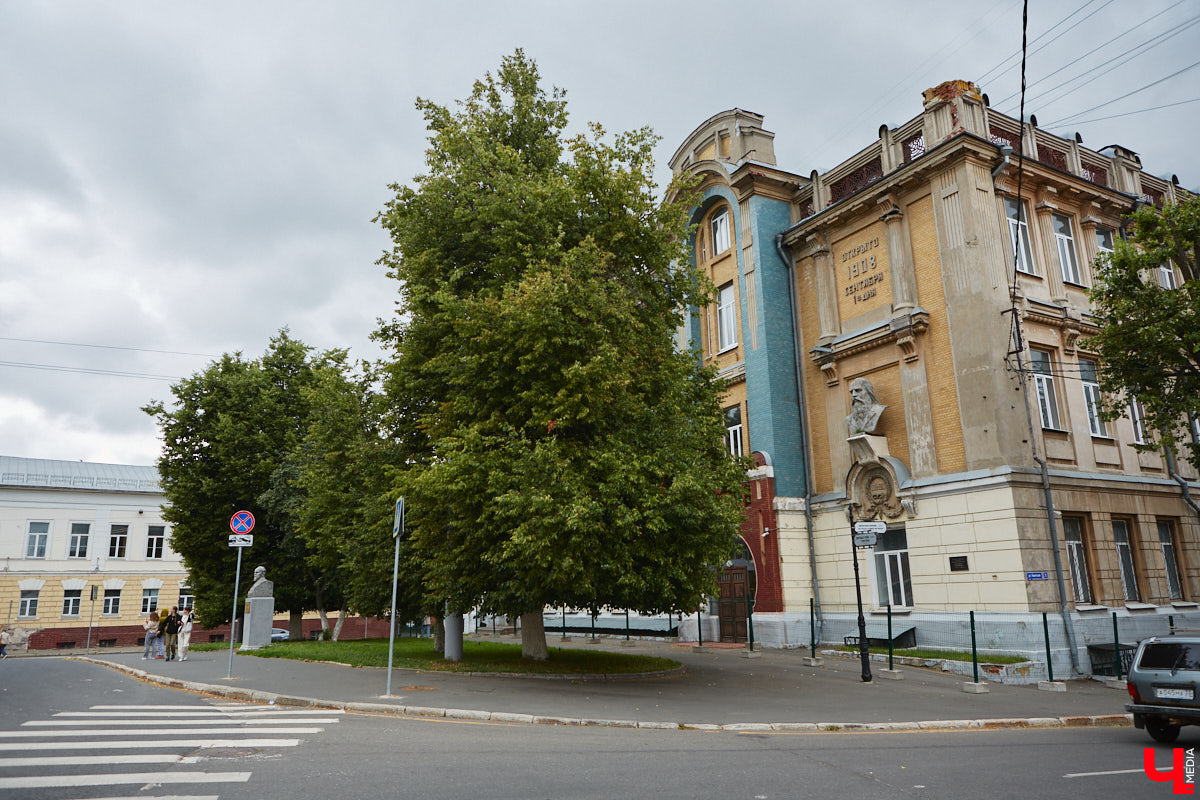 25 июля 1959 года перед зданием Владимирского педагогического института у Золотых ворот состоялся торжественный митинг, посвященный открытию бюста П.И. Лебедева-Полянского. Имя ученого, критика и историка литературы присвоено учебному заведению 2 мая 1948 года. Поэтому появления этого памятника в нашем городе было логичным явлением. Автором его стал местный скульптор Владимир Далецкий. Его же работами являются монументальный памятник Ленину на одноименной площади и многострадальный Пушкин на улице Диктора Левитана.