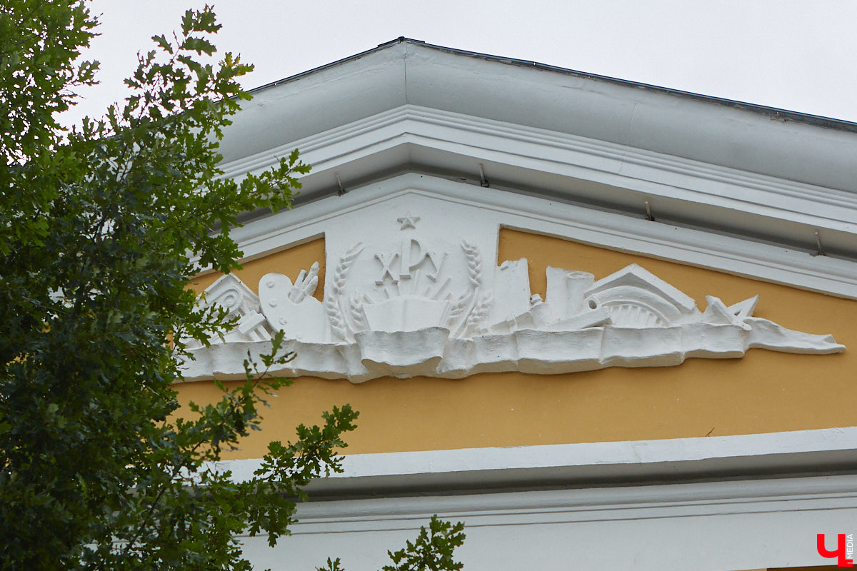 25 июля 1959 года перед зданием Владимирского педагогического института у Золотых ворот состоялся торжественный митинг, посвященный открытию бюста П.И. Лебедева-Полянского. Имя ученого, критика и историка литературы присвоено учебному заведению 2 мая 1948 года. Поэтому появления этого памятника в нашем городе было логичным явлением. Автором его стал местный скульптор Владимир Далецкий. Его же работами являются монументальный памятник Ленину на одноименной площади и многострадальный Пушкин на улице Диктора Левитана.