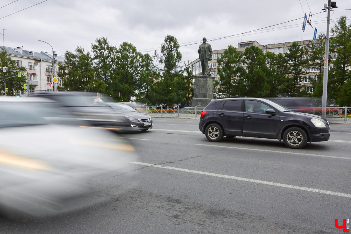 25 июля 1959 года перед зданием Владимирского педагогического института у Золотых ворот состоялся торжественный митинг, посвященный открытию бюста П.И. Лебедева-Полянского. Имя ученого, критика и историка литературы присвоено учебному заведению 2 мая 1948 года. Поэтому появления этого памятника в нашем городе было логичным явлением. Автором его стал местный скульптор Владимир Далецкий. Его же работами являются монументальный памятник Ленину на одноименной площади и многострадальный Пушкин на улице Диктора Левитана.