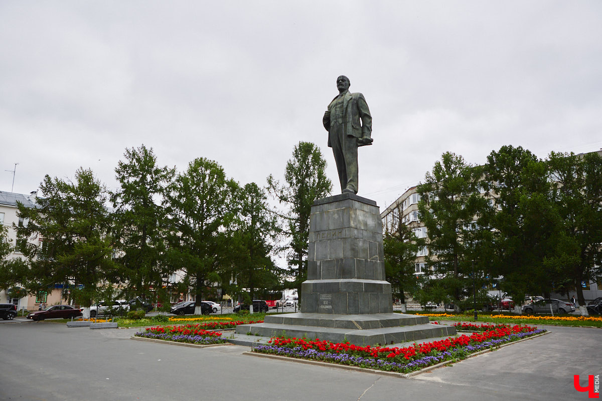 25 июля 1959 года перед зданием Владимирского педагогического института у Золотых ворот состоялся торжественный митинг, посвященный открытию бюста П.И. Лебедева-Полянского. Имя ученого, критика и историка литературы присвоено учебному заведению 2 мая 1948 года. Поэтому появления этого памятника в нашем городе было логичным явлением. Автором его стал местный скульптор Владимир Далецкий. Его же работами являются монументальный памятник Ленину на одноименной площади и многострадальный Пушкин на улице Диктора Левитана.