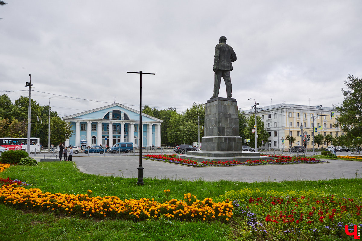 25 июля 1959 года перед зданием Владимирского педагогического института у Золотых ворот состоялся торжественный митинг, посвященный открытию бюста П.И. Лебедева-Полянского. Имя ученого, критика и историка литературы присвоено учебному заведению 2 мая 1948 года. Поэтому появления этого памятника в нашем городе было логичным явлением. Автором его стал местный скульптор Владимир Далецкий. Его же работами являются монументальный памятник Ленину на одноименной площади и многострадальный Пушкин на улице Диктора Левитана.