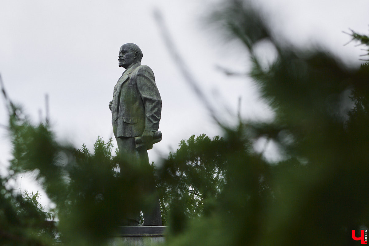 25 июля 1959 года перед зданием Владимирского педагогического института у Золотых ворот состоялся торжественный митинг, посвященный открытию бюста П.И. Лебедева-Полянского. Имя ученого, критика и историка литературы присвоено учебному заведению 2 мая 1948 года. Поэтому появления этого памятника в нашем городе было логичным явлением. Автором его стал местный скульптор Владимир Далецкий. Его же работами являются монументальный памятник Ленину на одноименной площади и многострадальный Пушкин на улице Диктора Левитана.