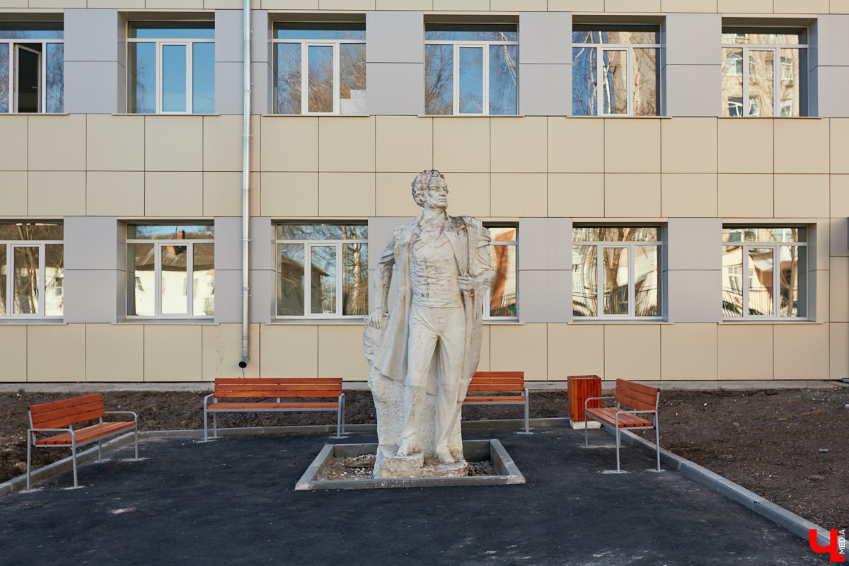 25 июля 1959 года перед зданием Владимирского педагогического института у Золотых ворот состоялся торжественный митинг, посвященный открытию бюста П.И. Лебедева-Полянского. Имя ученого, критика и историка литературы присвоено учебному заведению 2 мая 1948 года. Поэтому появления этого памятника в нашем городе было логичным явлением. Автором его стал местный скульптор Владимир Далецкий. Его же работами являются монументальный памятник Ленину на одноименной площади и многострадальный Пушкин на улице Диктора Левитана.