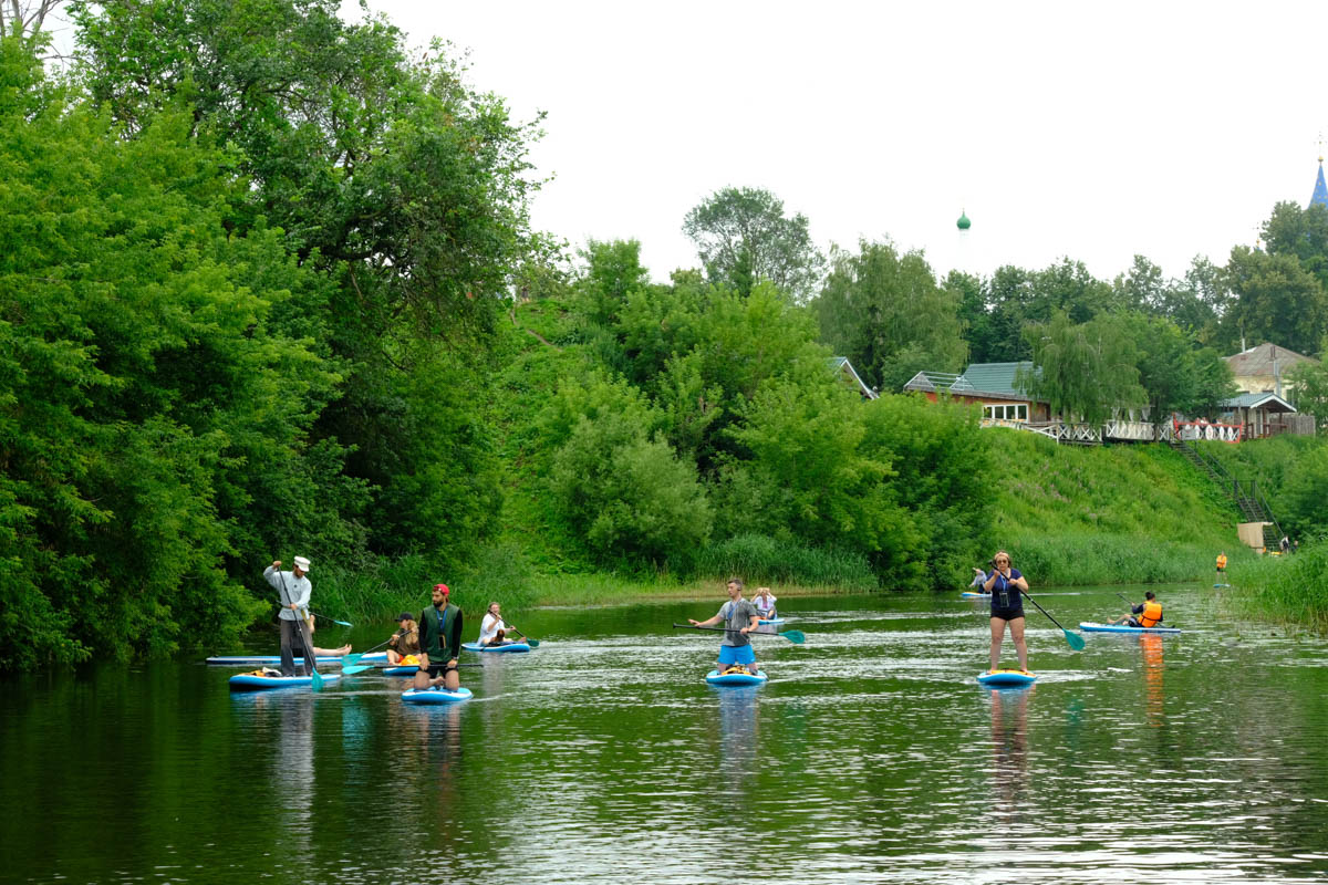 Казалось бы, чем еще можно удивить искушенных туристов. Оказалось, что идеальный вариант буквально лежал на поверхности... Каменки. Нужно было просто совместить два популярных варианта времяпрепровождения в городе — посещение самых ярких достопримечательностей и катание на сапбордах. А во главе на доску поставить обладателя титула «Лучший гид России». О новом виде экскурсий по Суздалю «Ключ-Медиа» рассказал Александр Варламов и авторы идеи.