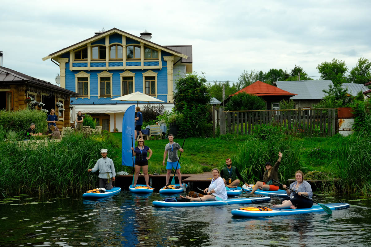Казалось бы, чем еще можно удивить искушенных туристов. Оказалось, что идеальный вариант буквально лежал на поверхности... Каменки. Нужно было просто совместить два популярных варианта времяпрепровождения в городе — посещение самых ярких достопримечательностей и катание на сапбордах. А во главе на доску поставить обладателя титула «Лучший гид России». О новом виде экскурсий по Суздалю «Ключ-Медиа» рассказал Александр Варламов и авторы идеи.
