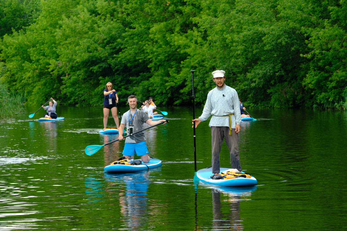 Казалось бы, чем еще можно удивить искушенных туристов. Оказалось, что идеальный вариант буквально лежал на поверхности... Каменки. Нужно было просто совместить два популярных варианта времяпрепровождения в городе — посещение самых ярких достопримечательностей и катание на сапбордах. А во главе на доску поставить обладателя титула «Лучший гид России». О новом виде экскурсий по Суздалю «Ключ-Медиа» рассказал Александр Варламов и авторы идеи.