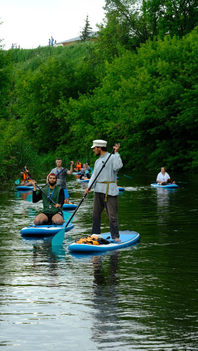 Казалось бы, чем еще можно удивить искушенных туристов. Оказалось, что идеальный вариант буквально лежал на поверхности... Каменки. Нужно было просто совместить два популярных варианта времяпрепровождения в городе — посещение самых ярких достопримечательностей и катание на сапбордах. А во главе на доску поставить обладателя титула «Лучший гид России». О новом виде экскурсий по Суздалю «Ключ-Медиа» рассказал Александр Варламов и авторы идеи.