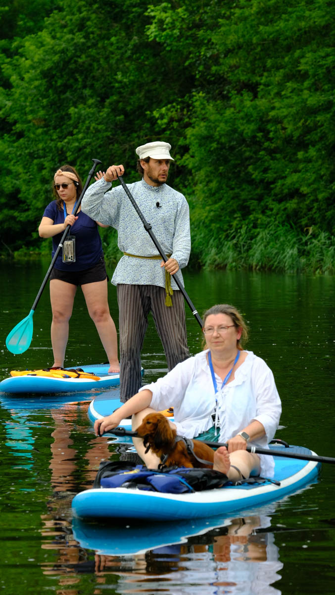 Казалось бы, чем еще можно удивить искушенных туристов. Оказалось, что идеальный вариант буквально лежал на поверхности... Каменки. Нужно было просто совместить два популярных варианта времяпрепровождения в городе — посещение самых ярких достопримечательностей и катание на сапбордах. А во главе на доску поставить обладателя титула «Лучший гид России». О новом виде экскурсий по Суздалю «Ключ-Медиа» рассказал Александр Варламов и авторы идеи.