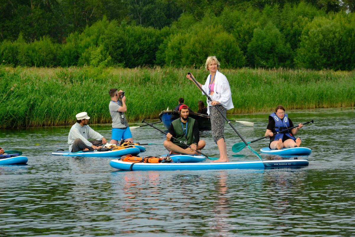 Казалось бы, чем еще можно удивить искушенных туристов. Оказалось, что идеальный вариант буквально лежал на поверхности... Каменки. Нужно было просто совместить два популярных варианта времяпрепровождения в городе — посещение самых ярких достопримечательностей и катание на сапбордах. А во главе на доску поставить обладателя титула «Лучший гид России». О новом виде экскурсий по Суздалю «Ключ-Медиа» рассказал Александр Варламов и авторы идеи.