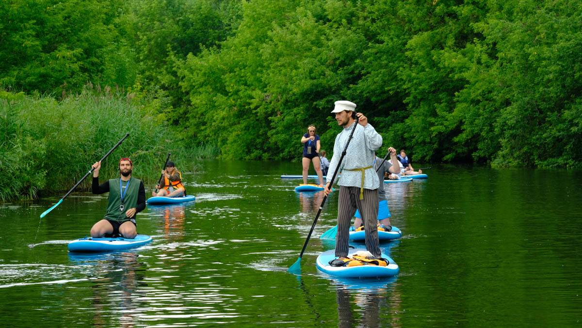 Казалось бы, чем еще можно удивить искушенных туристов. Оказалось, что идеальный вариант буквально лежал на поверхности... Каменки. Нужно было просто совместить два популярных варианта времяпрепровождения в городе — посещение самых ярких достопримечательностей и катание на сапбордах. А во главе на доску поставить обладателя титула «Лучший гид России». О новом виде экскурсий по Суздалю «Ключ-Медиа» рассказал Александр Варламов и авторы идеи.