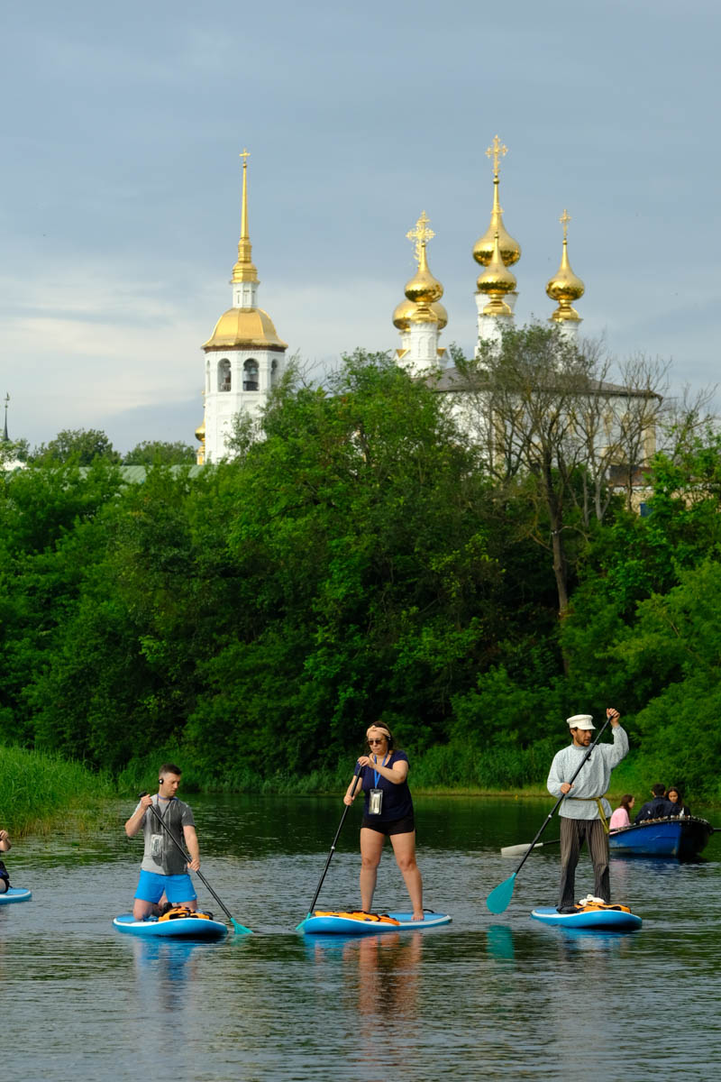 Казалось бы, чем еще можно удивить искушенных туристов. Оказалось, что идеальный вариант буквально лежал на поверхности... Каменки. Нужно было просто совместить два популярных варианта времяпрепровождения в городе — посещение самых ярких достопримечательностей и катание на сапбордах. А во главе на доску поставить обладателя титула «Лучший гид России». О новом виде экскурсий по Суздалю «Ключ-Медиа» рассказал Александр Варламов и авторы идеи.