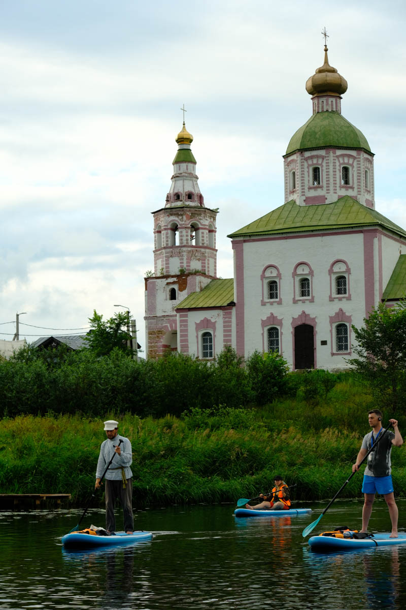 Казалось бы, чем еще можно удивить искушенных туристов. Оказалось, что идеальный вариант буквально лежал на поверхности... Каменки. Нужно было просто совместить два популярных варианта времяпрепровождения в городе — посещение самых ярких достопримечательностей и катание на сапбордах. А во главе на доску поставить обладателя титула «Лучший гид России». О новом виде экскурсий по Суздалю «Ключ-Медиа» рассказал Александр Варламов и авторы идеи.