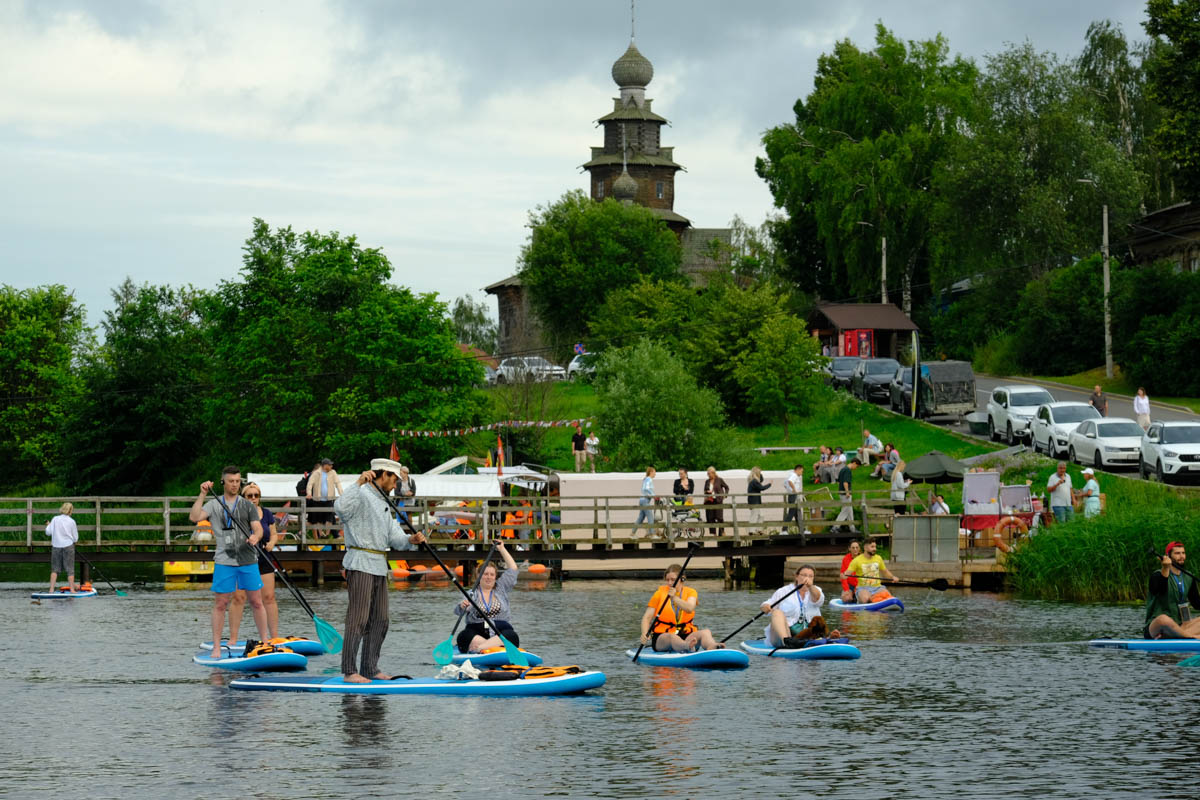 Казалось бы, чем еще можно удивить искушенных туристов. Оказалось, что идеальный вариант буквально лежал на поверхности... Каменки. Нужно было просто совместить два популярных варианта времяпрепровождения в городе — посещение самых ярких достопримечательностей и катание на сапбордах. А во главе на доску поставить обладателя титула «Лучший гид России». О новом виде экскурсий по Суздалю «Ключ-Медиа» рассказал Александр Варламов и авторы идеи.