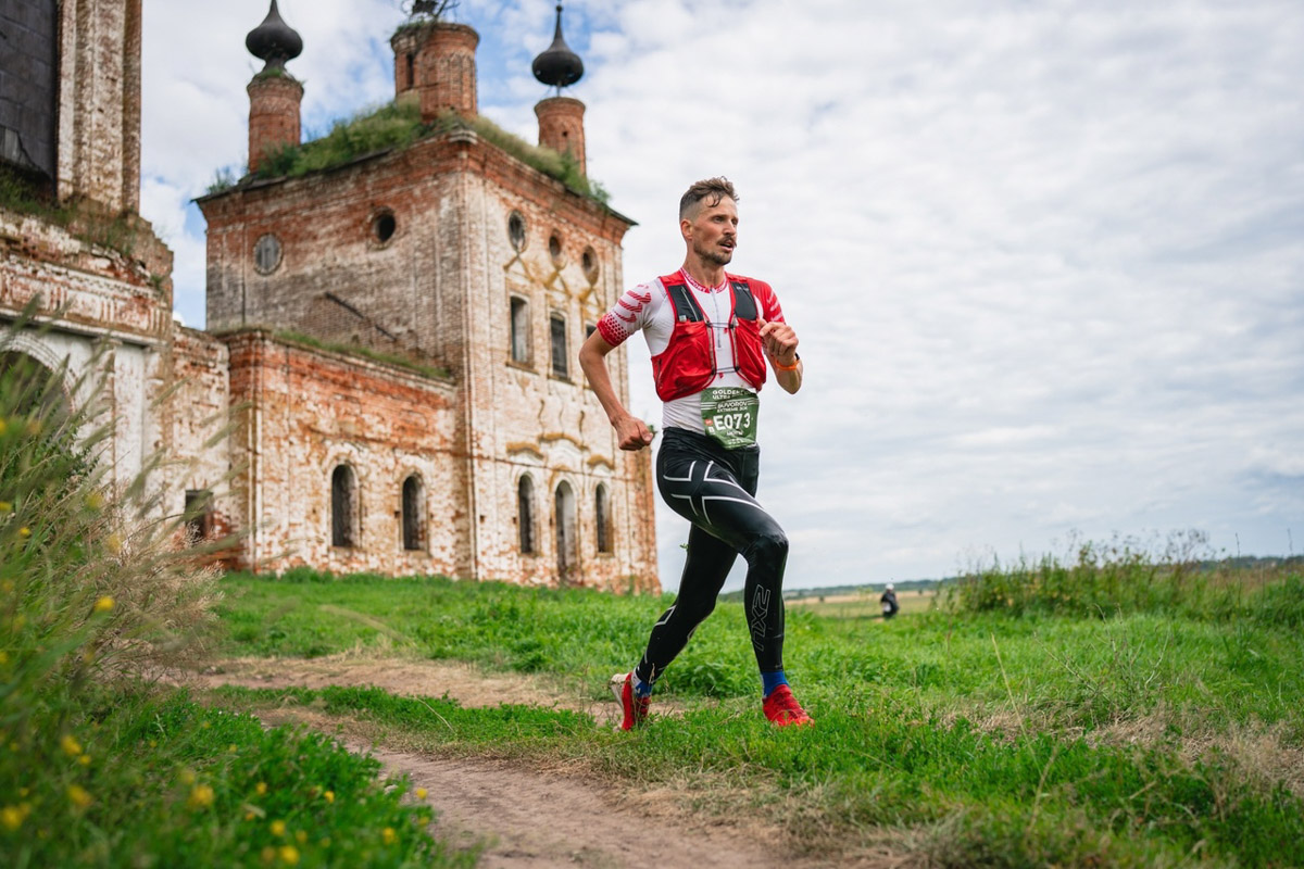 В девятый раз участники Golden Ring Ultra Trail пробежали по живописным местам Суздаля. В конце июля пять тысяч спортсменов вышли на старт самых разных дистанций — от 5 до 100 км, а также ночных и экстремальных забегов. Открывал марафон новый трейл «Suvorov Extreme 30К», победа в котором досталась Алексею Лукашину из Владимира. И это несмотря на то что на молодого человека напали пчелы!