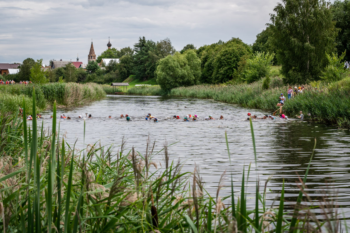 В девятый раз участники Golden Ring Ultra Trail пробежали по живописным местам Суздаля. В конце июля пять тысяч спортсменов вышли на старт самых разных дистанций — от 5 до 100 км, а также ночных и экстремальных забегов. Открывал марафон новый трейл «Suvorov Extreme 30К», победа в котором досталась Алексею Лукашину из Владимира. И это несмотря на то что на молодого человека напали пчелы!