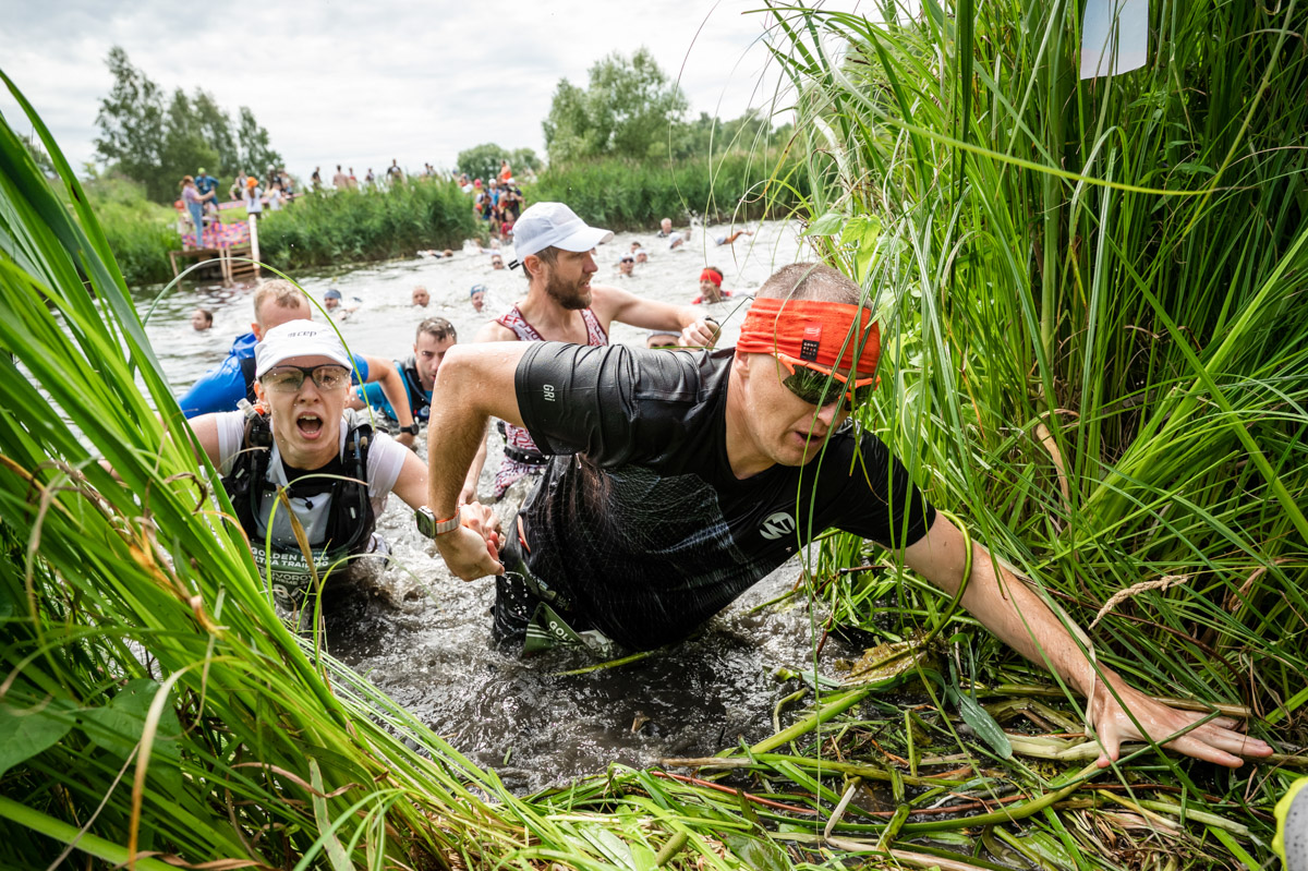 В девятый раз участники Golden Ring Ultra Trail пробежали по живописным местам Суздаля. В конце июля пять тысяч спортсменов вышли на старт самых разных дистанций — от 5 до 100 км, а также ночных и экстремальных забегов. Открывал марафон новый трейл «Suvorov Extreme 30К», победа в котором досталась Алексею Лукашину из Владимира. И это несмотря на то что на молодого человека напали пчелы!