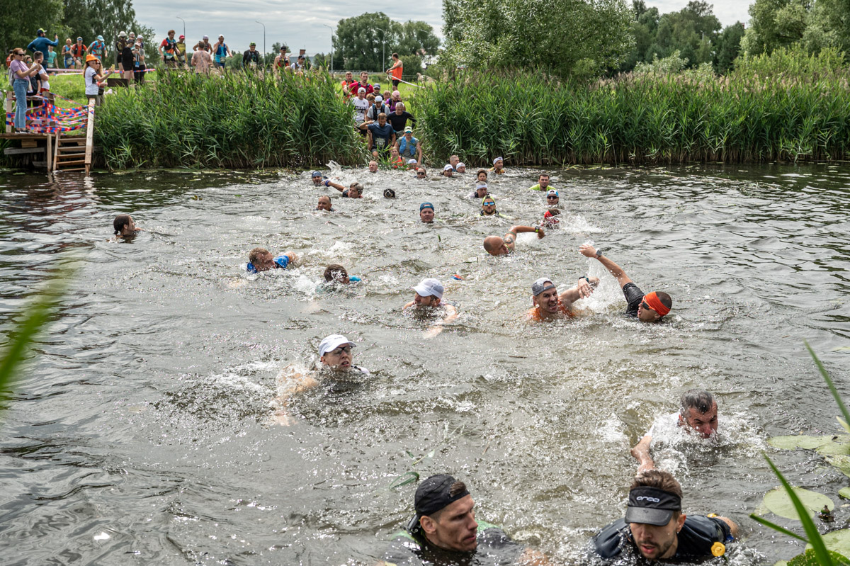 В девятый раз участники Golden Ring Ultra Trail пробежали по живописным местам Суздаля. В конце июля пять тысяч спортсменов вышли на старт самых разных дистанций — от 5 до 100 км, а также ночных и экстремальных забегов. Открывал марафон новый трейл «Suvorov Extreme 30К», победа в котором досталась Алексею Лукашину из Владимира. И это несмотря на то что на молодого человека напали пчелы!