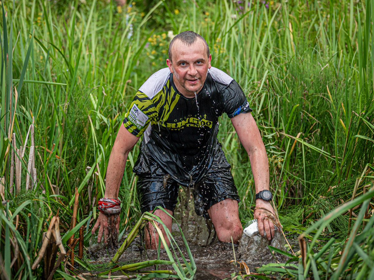 В девятый раз участники Golden Ring Ultra Trail пробежали по живописным местам Суздаля. В конце июля пять тысяч спортсменов вышли на старт самых разных дистанций — от 5 до 100 км, а также ночных и экстремальных забегов. Открывал марафон новый трейл «Suvorov Extreme 30К», победа в котором досталась Алексею Лукашину из Владимира. И это несмотря на то что на молодого человека напали пчелы!