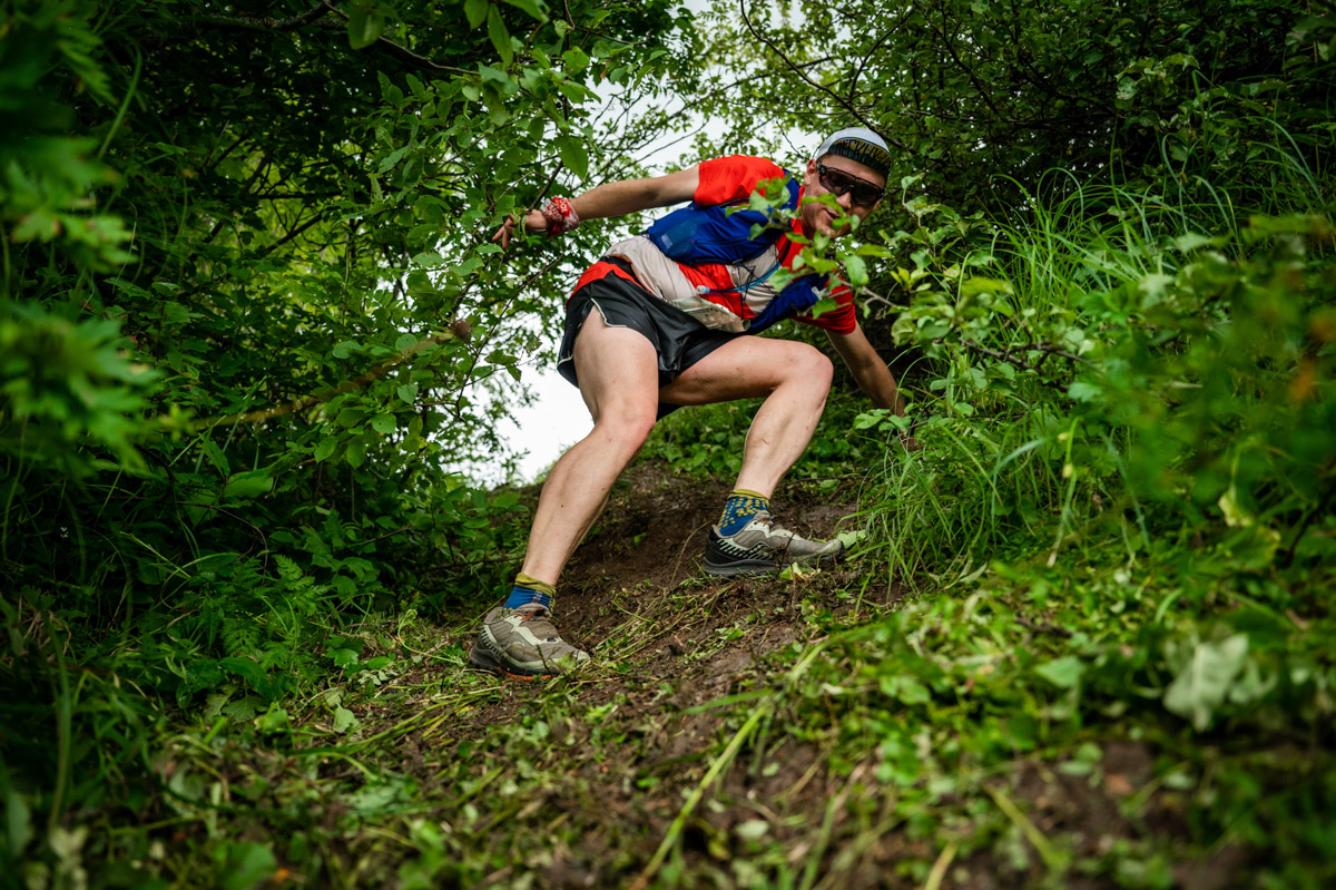 В девятый раз участники Golden Ring Ultra Trail пробежали по живописным местам Суздаля. В конце июля пять тысяч спортсменов вышли на старт самых разных дистанций — от 5 до 100 км, а также ночных и экстремальных забегов. Открывал марафон новый трейл «Suvorov Extreme 30К», победа в котором досталась Алексею Лукашину из Владимира. И это несмотря на то что на молодого человека напали пчелы!