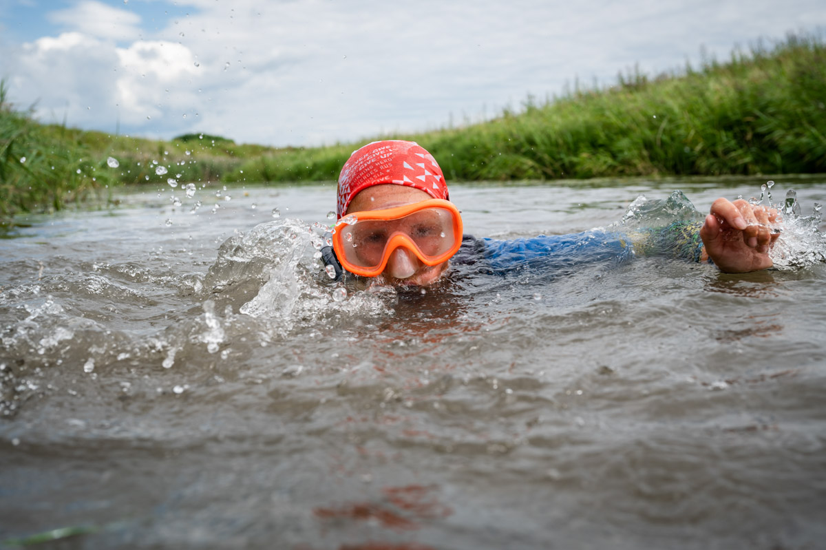 В девятый раз участники Golden Ring Ultra Trail пробежали по живописным местам Суздаля. В конце июля пять тысяч спортсменов вышли на старт самых разных дистанций — от 5 до 100 км, а также ночных и экстремальных забегов. Открывал марафон новый трейл «Suvorov Extreme 30К», победа в котором досталась Алексею Лукашину из Владимира. И это несмотря на то что на молодого человека напали пчелы!