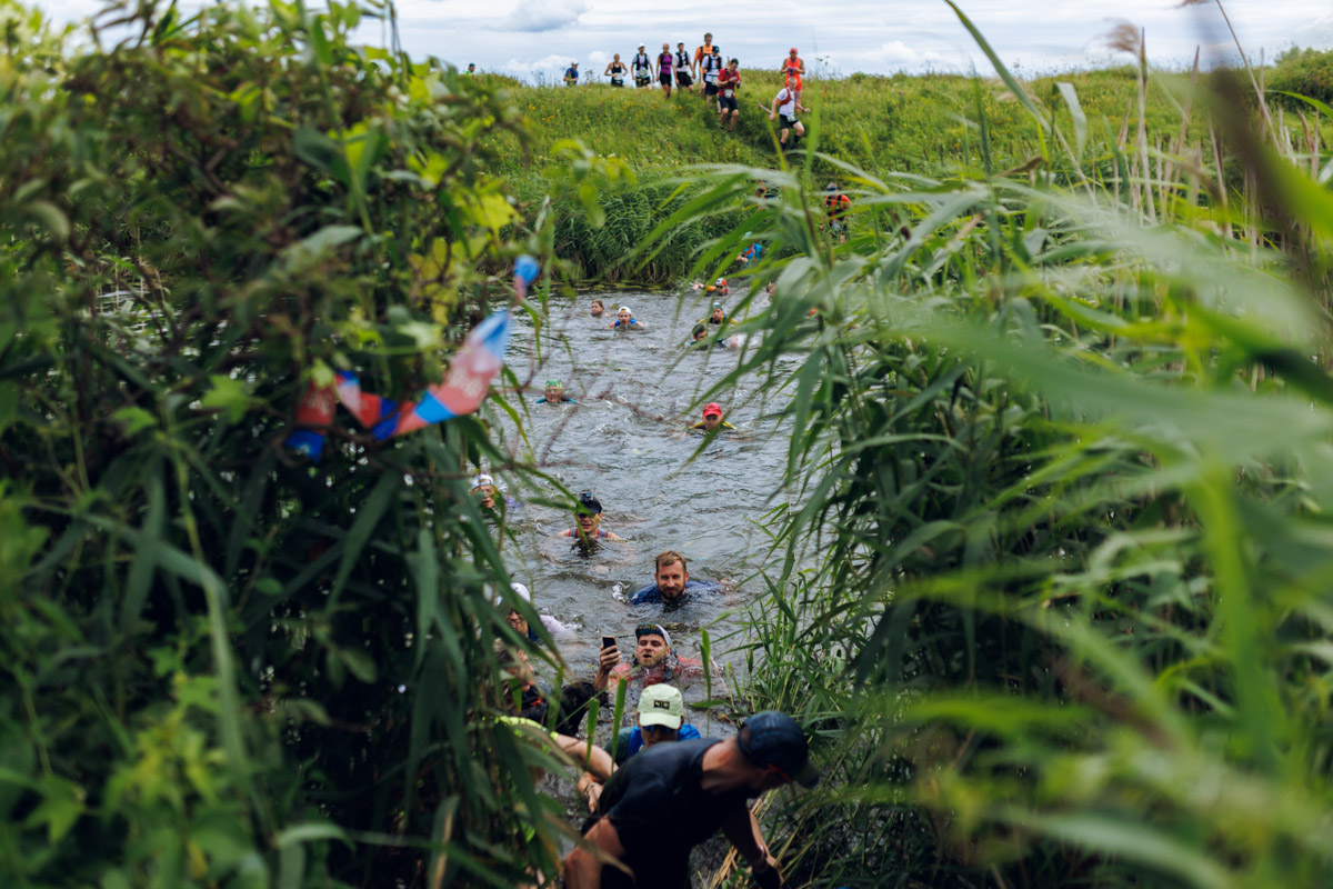 В девятый раз участники Golden Ring Ultra Trail пробежали по живописным местам Суздаля. В конце июля пять тысяч спортсменов вышли на старт самых разных дистанций — от 5 до 100 км, а также ночных и экстремальных забегов. Открывал марафон новый трейл «Suvorov Extreme 30К», победа в котором досталась Алексею Лукашину из Владимира. И это несмотря на то что на молодого человека напали пчелы!