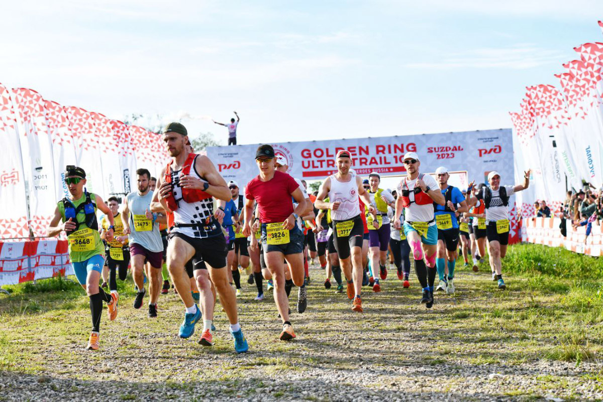 В девятый раз участники Golden Ring Ultra Trail пробежали по живописным местам Суздаля. В конце июля пять тысяч спортсменов вышли на старт самых разных дистанций — от 5 до 100 км, а также ночных и экстремальных забегов. Открывал марафон новый трейл «Suvorov Extreme 30К», победа в котором досталась Алексею Лукашину из Владимира. И это несмотря на то что на молодого человека напали пчелы!