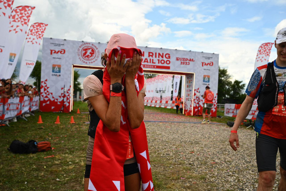 В девятый раз участники Golden Ring Ultra Trail пробежали по живописным местам Суздаля. В конце июля пять тысяч спортсменов вышли на старт самых разных дистанций — от 5 до 100 км, а также ночных и экстремальных забегов. Открывал марафон новый трейл «Suvorov Extreme 30К», победа в котором досталась Алексею Лукашину из Владимира. И это несмотря на то что на молодого человека напали пчелы!