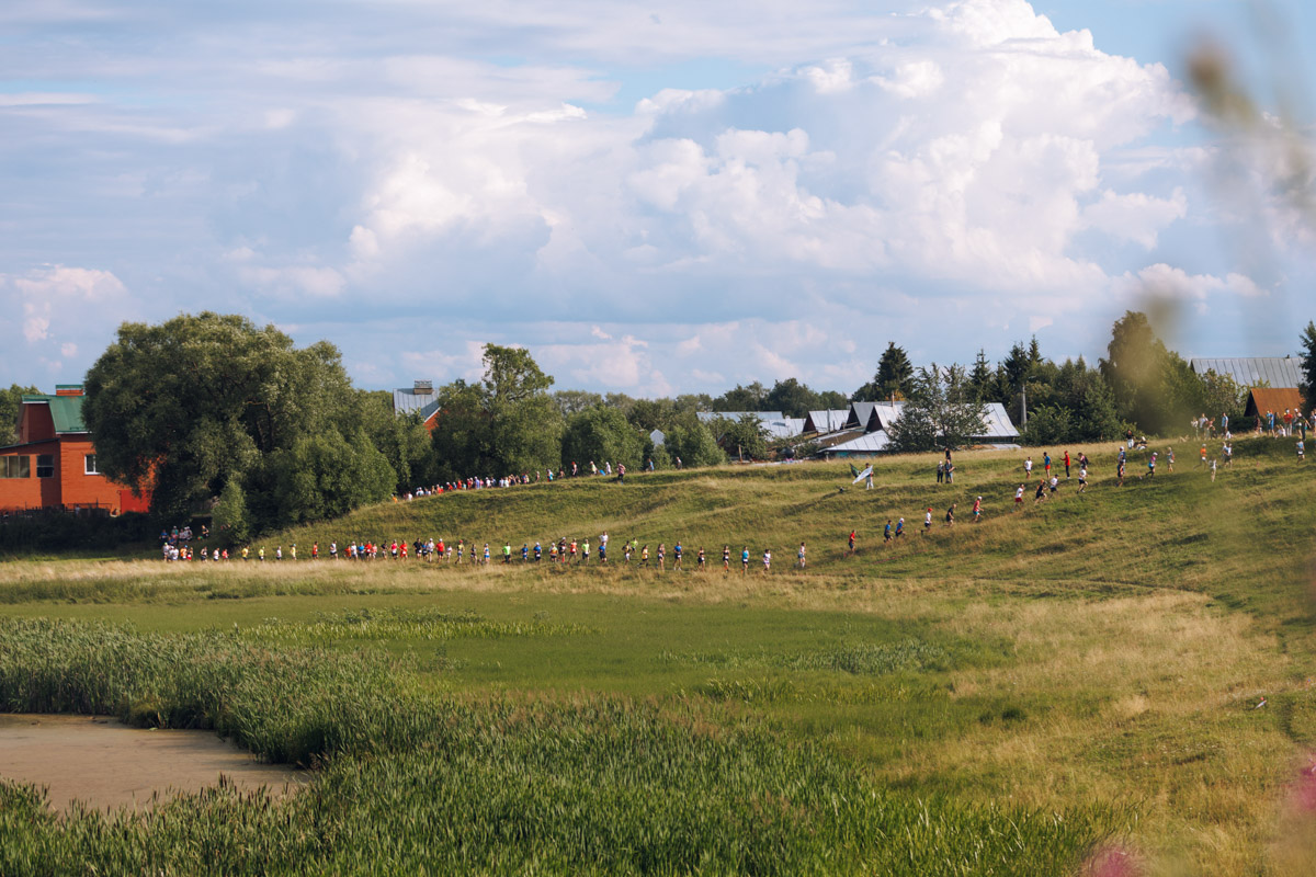 В девятый раз участники Golden Ring Ultra Trail пробежали по живописным местам Суздаля. В конце июля пять тысяч спортсменов вышли на старт самых разных дистанций — от 5 до 100 км, а также ночных и экстремальных забегов. Открывал марафон новый трейл «Suvorov Extreme 30К», победа в котором досталась Алексею Лукашину из Владимира. И это несмотря на то что на молодого человека напали пчелы!