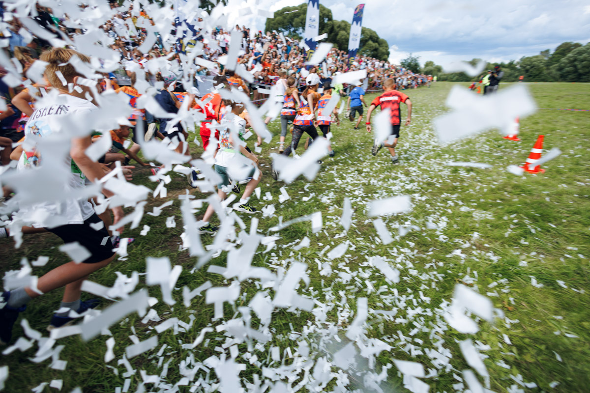 В девятый раз участники Golden Ring Ultra Trail пробежали по живописным местам Суздаля. В конце июля пять тысяч спортсменов вышли на старт самых разных дистанций — от 5 до 100 км, а также ночных и экстремальных забегов. Открывал марафон новый трейл «Suvorov Extreme 30К», победа в котором досталась Алексею Лукашину из Владимира. И это несмотря на то что на молодого человека напали пчелы!