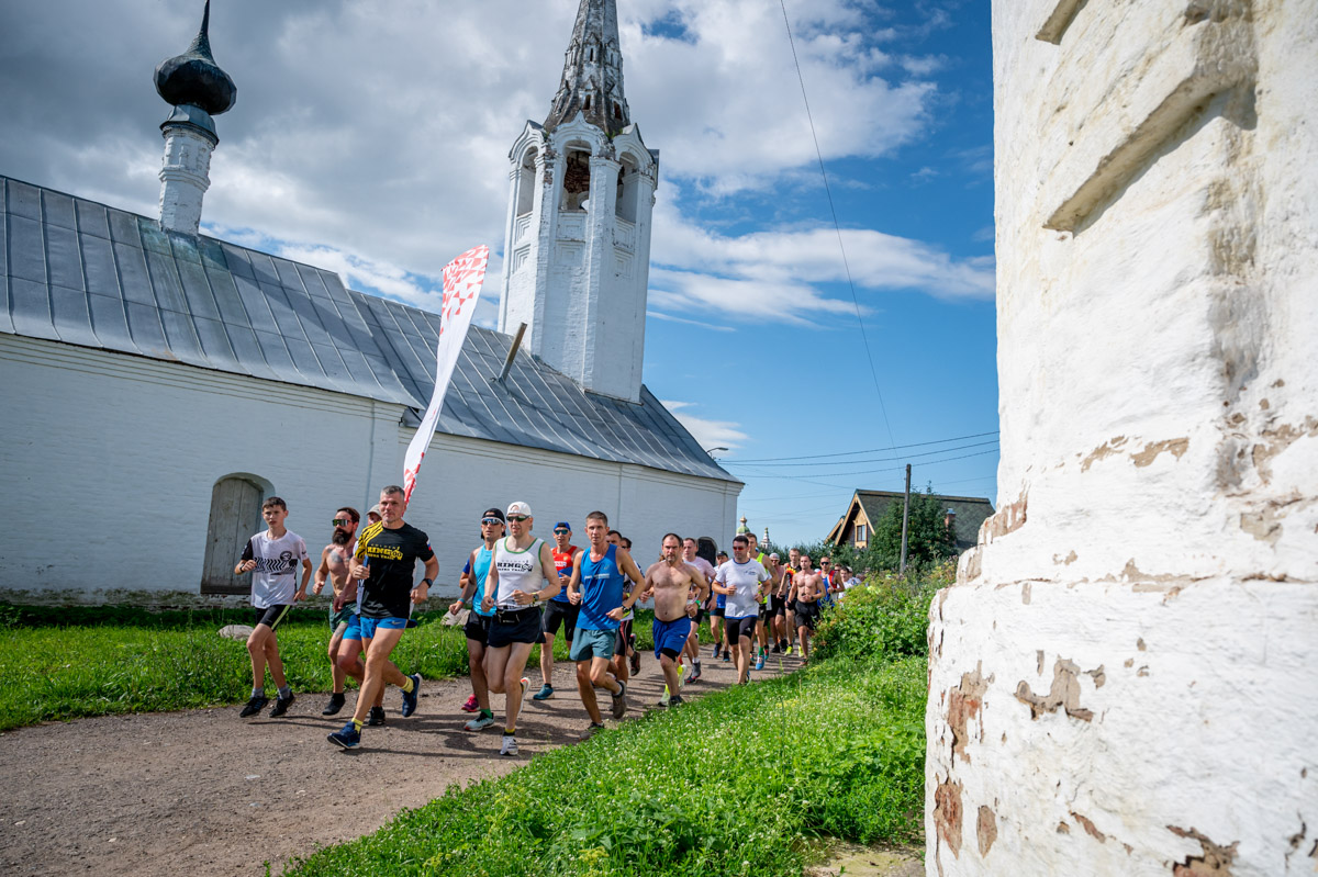 В девятый раз участники Golden Ring Ultra Trail пробежали по живописным местам Суздаля. В конце июля пять тысяч спортсменов вышли на старт самых разных дистанций — от 5 до 100 км, а также ночных и экстремальных забегов. Открывал марафон новый трейл «Suvorov Extreme 30К», победа в котором досталась Алексею Лукашину из Владимира. И это несмотря на то что на молодого человека напали пчелы!