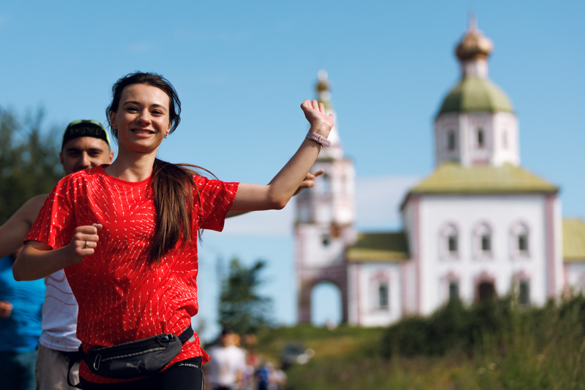 В девятый раз участники Golden Ring Ultra Trail пробежали по живописным местам Суздаля. В конце июля пять тысяч спортсменов вышли на старт самых разных дистанций — от 5 до 100 км, а также ночных и экстремальных забегов. Открывал марафон новый трейл «Suvorov Extreme 30К», победа в котором досталась Алексею Лукашину из Владимира. И это несмотря на то что на молодого человека напали пчелы!