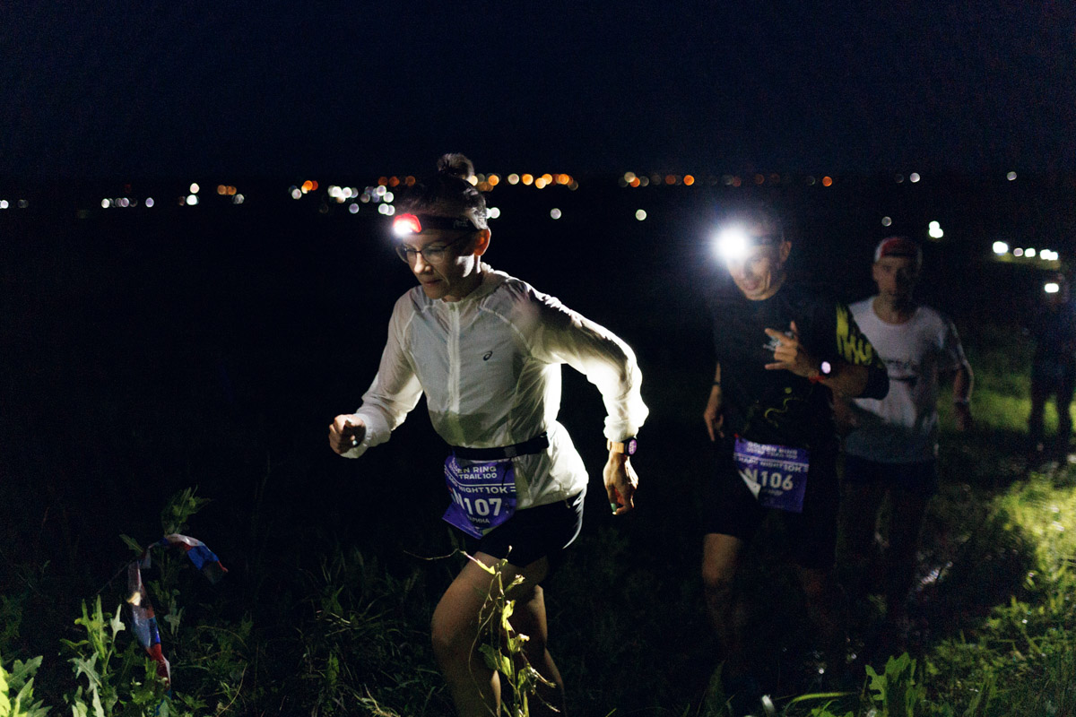 В девятый раз участники Golden Ring Ultra Trail пробежали по живописным местам Суздаля. В конце июля пять тысяч спортсменов вышли на старт самых разных дистанций — от 5 до 100 км, а также ночных и экстремальных забегов. Открывал марафон новый трейл «Suvorov Extreme 30К», победа в котором досталась Алексею Лукашину из Владимира. И это несмотря на то что на молодого человека напали пчелы!