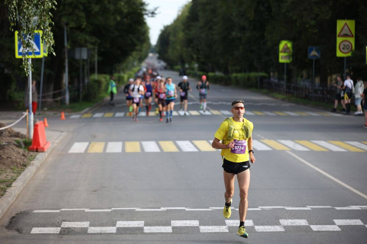 В девятый раз участники Golden Ring Ultra Trail пробежали по живописным местам Суздаля. В конце июля пять тысяч спортсменов вышли на старт самых разных дистанций — от 5 до 100 км, а также ночных и экстремальных забегов. Открывал марафон новый трейл «Suvorov Extreme 30К», победа в котором досталась Алексею Лукашину из Владимира. И это несмотря на то что на молодого человека напали пчелы!