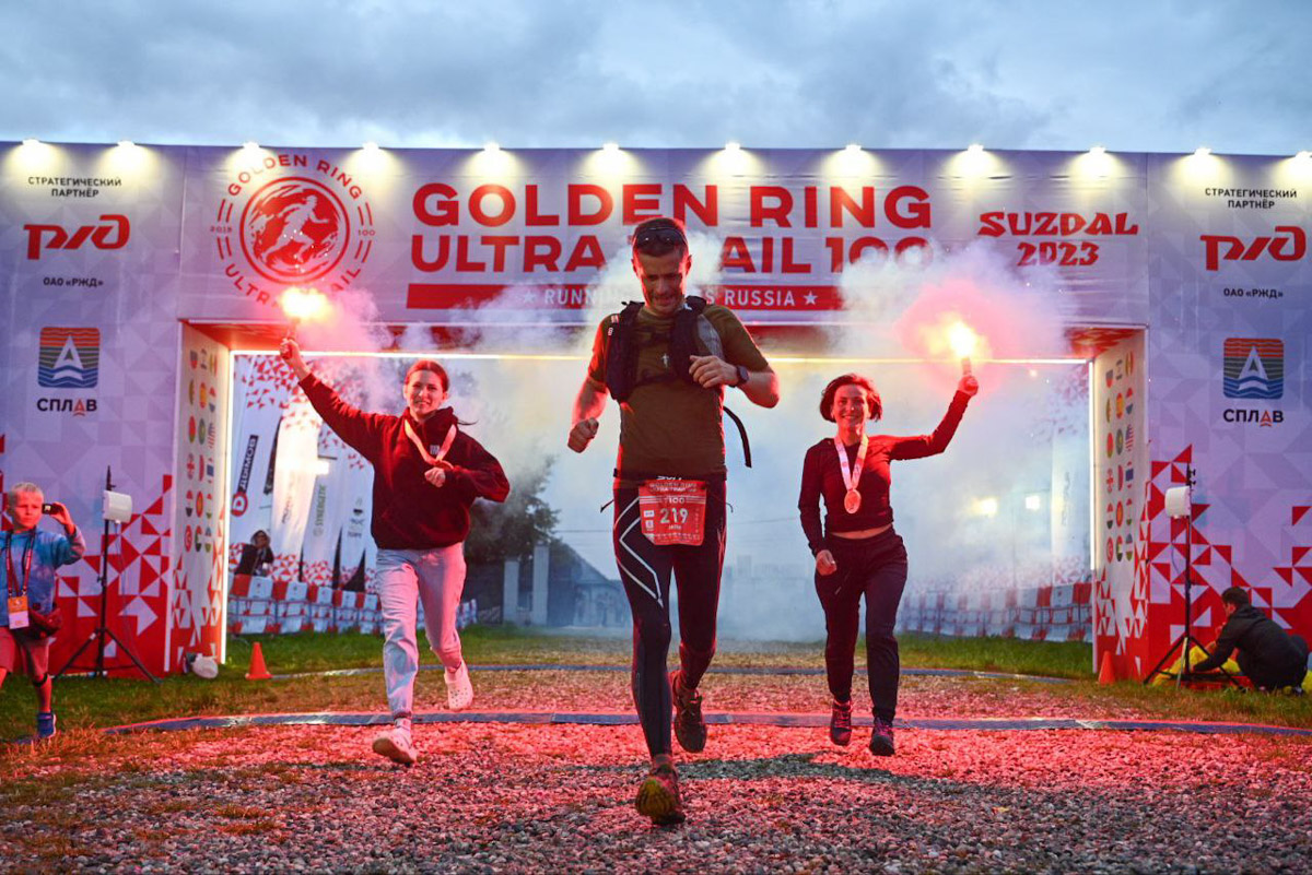 В девятый раз участники Golden Ring Ultra Trail пробежали по живописным местам Суздаля. В конце июля пять тысяч спортсменов вышли на старт самых разных дистанций — от 5 до 100 км, а также ночных и экстремальных забегов. Открывал марафон новый трейл «Suvorov Extreme 30К», победа в котором досталась Алексею Лукашину из Владимира. И это несмотря на то что на молодого человека напали пчелы!
